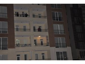 Cinnet Getiren Kadın Eşyaları Sokağa Fırlattı