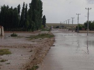 Yunak'ta sağanak yağış sele neden oldu