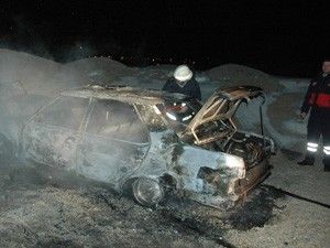 Park halindeki otomobil yangında hurdaya döndü