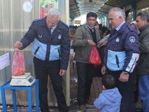 Çumra Belediyesinden pazarda tartı hizmeti