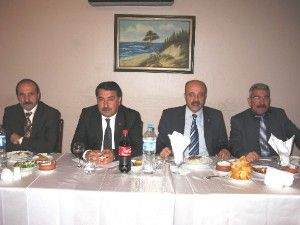 Kamu çalışanlarına kalbur ile su taşıyor