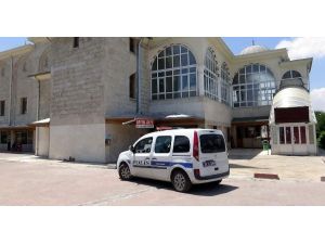 Camiye Dadanan Hırsızlar Güvenlik Kamerasına Yakalandı