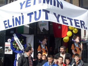 İHH kermeste yetimlerin yanında