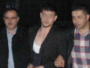 Kendine hırsız diyen iki kişiyi bıçakladı