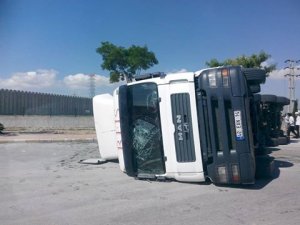 Hızını alamayan TIR yan yattı