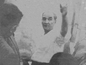 Bozkurt işareti yapan Atatürk