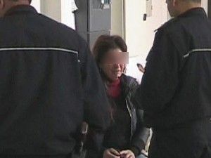 Polisi merdivenden yuvarladı