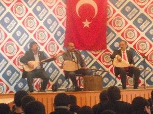 Aşıklar, öğrencilerle bir araya gedi