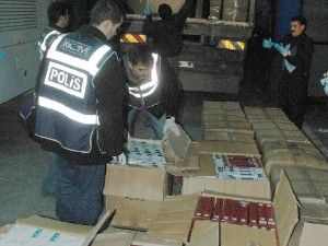 Kargo ile gelen kaçak sigaralar polise takıldı