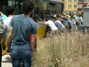 Virajı alamadı, kaldırıma çıktı