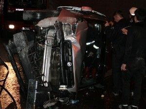 Virajı alamayan kamyonet devrildi
