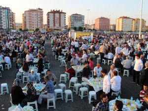 Davutoğlu Konya’da 30 Bin Kişiyle İftar Yaptı