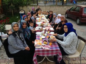 Komşular iftarda biraraya geldi