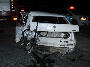 Aynı yöndeki 2 otomobil çarpıştı: 4 yaralı
