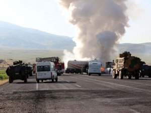 Ağrı'da teröristler yol kesip iş makinesi yaktı