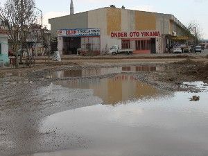 Zeybekler Sokak çamur ve su birikintisi altında