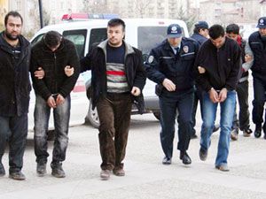 Vicdan azabı çeken zanlı polise teslim oldu