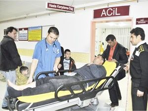 Sebze yüklü kamyon devrildi: 1'i ağır, 2 yaralı