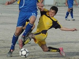 Futbolda gençler basketbolda minikler yarışıyor