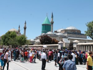 Bayramda Mevlana'ya ziyaretçi akını