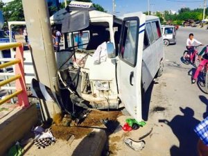 Tarım işçilerini taşıyan minibüs direğe çarptı: 17 yaralı