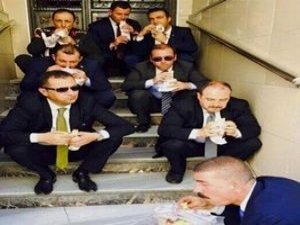 Erdoğan'ın ekibi kapı önünde fena yakalandı!