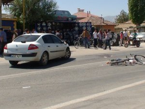 Otomobilin çarptığı bisiklet sürücüsü hastanelik oldu