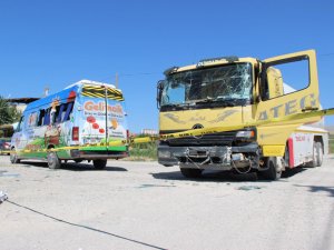 Mazot Tankeri Kreş Servisiyle Çarpıştı