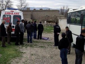 Geri manevra yaparken çocuğunu ezdi