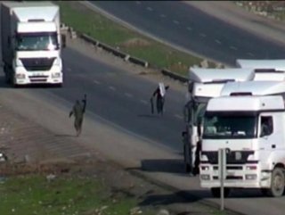 PKK'lılar Diyarbakır-Bingöl karayolunu kapattı