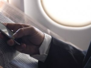 Uçaklardaki cep telefonu yasağı kalkıyor