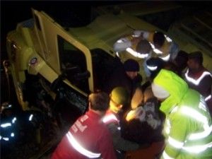Konya'da kamyon devrildi: 2 yaralı