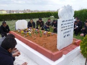 Şehit Er mezarı başında anıldı