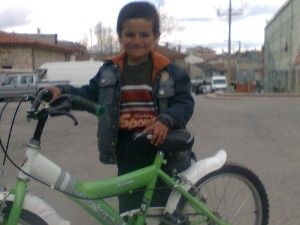 Yetim Ahmet'in bisiklet sevinci