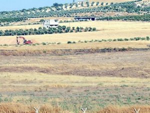 IŞİD Türkiye sınırında hendek kazıyor