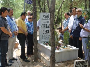 Gazeteci Orhan Berk mezarı başında anıldı
