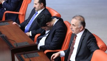 AKP'nin 'Türkücü' Vekili Meclis'te Uyudu