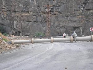 PKK'lılar Hakkari-Çukurca yolunu ulaşıma kapattı