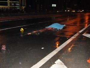 Üst geçidi kullanmadı canından oldu