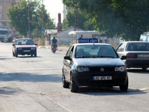 Sürücü adaylarına park engeli