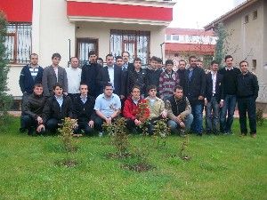 Büyükkoyuncu mezunları, hizmet binasında