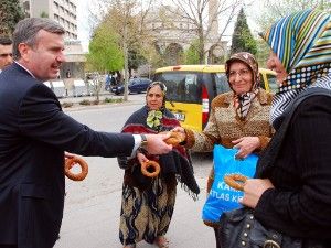 Akyürek, vatandaşlara simit ikramında bulundu