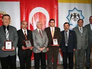 Meclis üyelerine plaket verildi