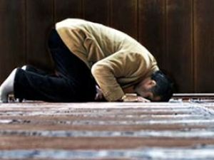 Namaz kılan kötü alışkanlıkları bırakıyor