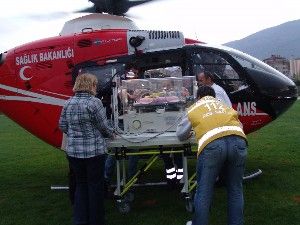 Yeni doğan bebek helikopterle sevk edildi
