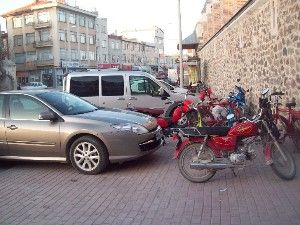 Karapınar'da kaldırımlar işgal altında