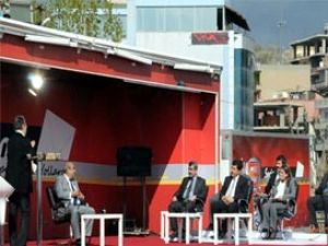 Canlı seçim yayınında silahlar konuştu
