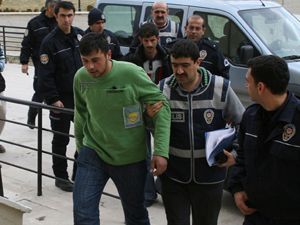 Katil zanlısı çıkarıldığı mahkemece tutuklandı