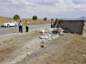 İnşaat Malzemesi Yüklü Kamyon Devrildi: 1 Ölü