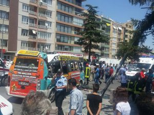 Minibüs ile otobüs çarpıştı: 1 ölü